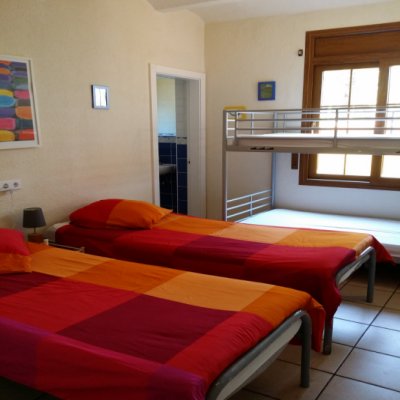 Chambre 2 avec sa salle d'eau intégrée