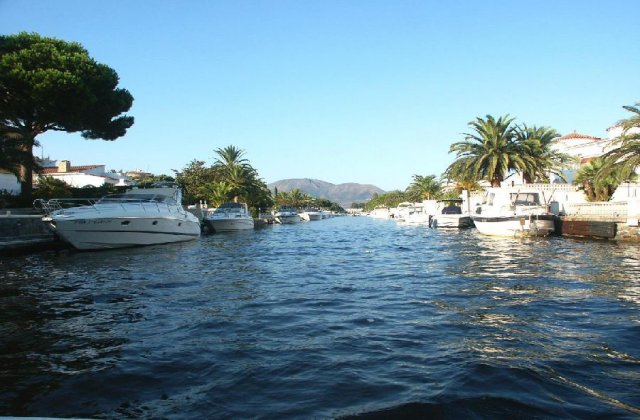 Les canaux de la marina