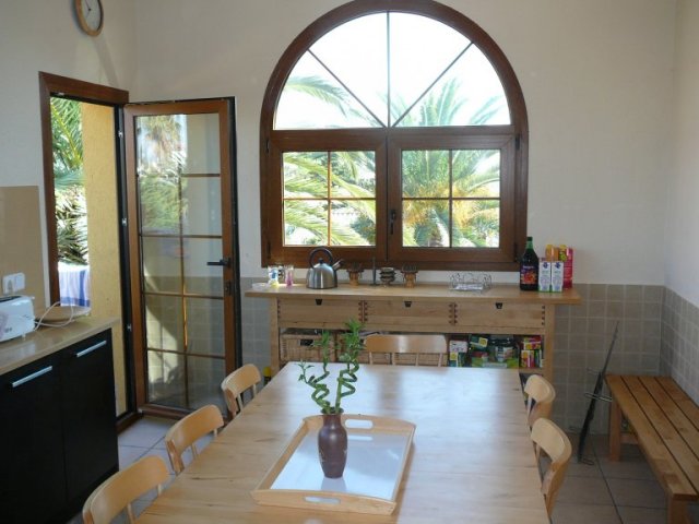 Cuisine et escalier extérieur vers l'étage